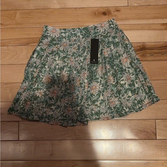 LULU’S COUNT THE PETALS GREEN FLORAL PRINT PLEATED MINI SKIRT - Picture 3 of 6